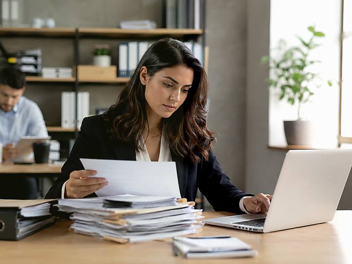 Échange calme autour de documents administratifs